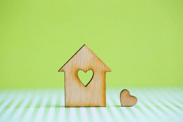 Casa de madeira com furo em forma de coração com pouco coração no gre — Fotografia de Stock