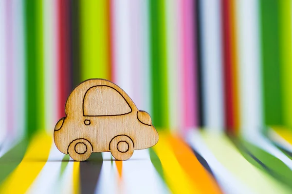 Dřevěné auto ikona na barevné pruhované pozadí — Stock fotografie