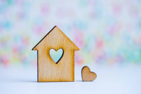 Maison en bois avec trou en forme de coeur avec petit coeur sur col — Photo