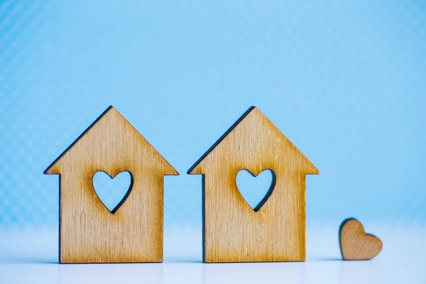 Duas casas de madeira com buraco em forma de coração com pouco coração o — Fotografia de Stock