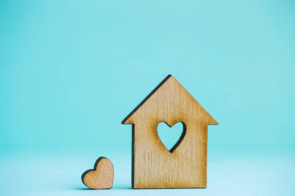 Maison en bois avec trou en forme de coeur avec petit coeur sur min — Photo