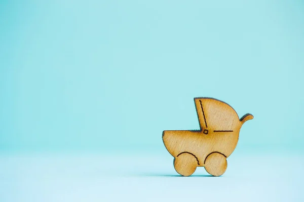 Деревянная икона детской коляски на фоне мяты — стоковое фото