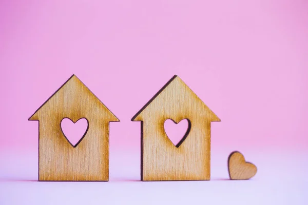 Duas casas de madeira com buraco em forma de coração com pouco coração o — Fotografia de Stock