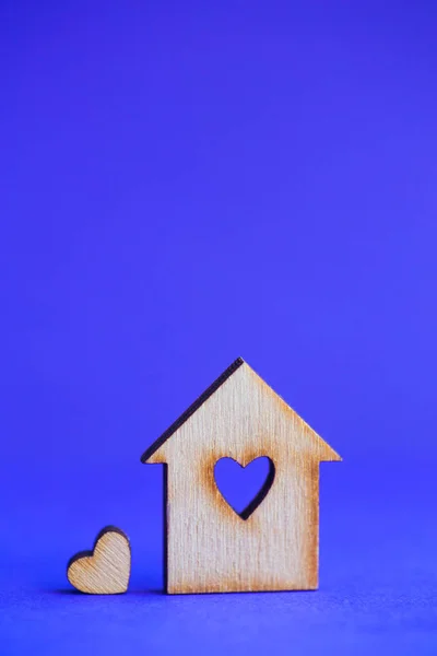 Maison en bois avec trou en forme de coeur avec petit coeur sur blu — Photo