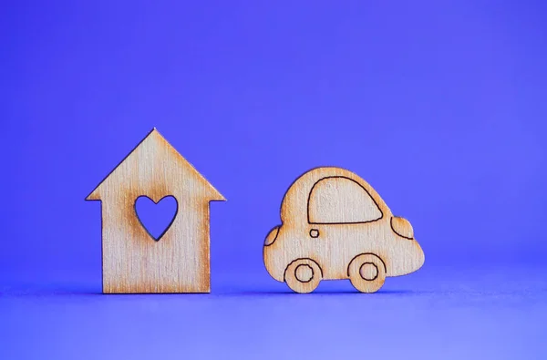 Dřevěný dům s otvoru ve formě srdce ikonou dřevěné auto na — Stock fotografie