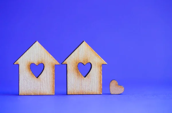 Deux maisons en bois avec trou en forme de coeur avec petit coeur o — Photo