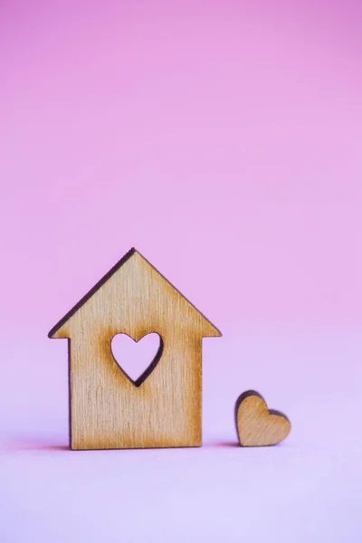 Casa de madeira com furo em forma de coração com pouco coração no pino — Fotografia de Stock