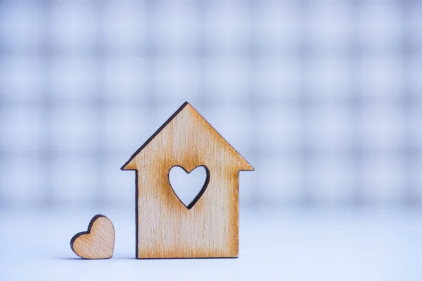 Casa de madeira com furo em forma de coração com pouco coração em che — Fotografia de Stock