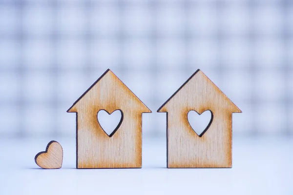 Due case in legno con foro a forma di cuore con poco cuore o — Foto Stock