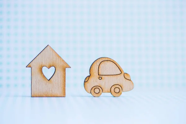 Dřevěný dům s otvoru ve formě srdce ikonou dřevěné auto na — Stock fotografie