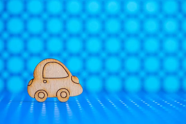 Dřevěné auto ikona na modré strakaté pozadí — Stock fotografie