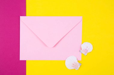 Renkli arka plan WIT Tarih iki Midye kabukları ile pembe zarf