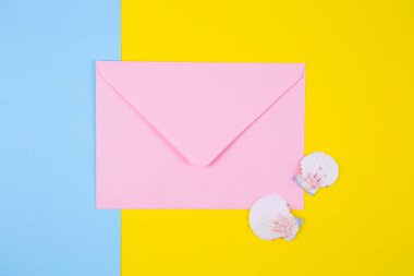 Renkli arka plan WIT Tarih iki Midye kabukları ile pembe zarf