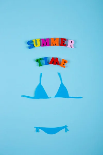 Traje de baño de bikini de papel con inscripción "Hora de verano" en bac azul —  Fotos de Stock