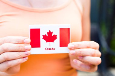 Kanada bayrağı tutan genç beyaz kız