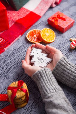 İçinde gri örgü kazak Noel dekor üzerinde tutan eller