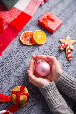 İçinde gri örgü kazak d Noel top tutan eller