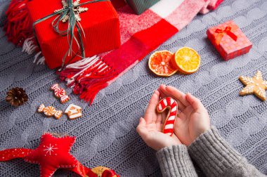 Gri örgü kazaklı şeker kamışı Chris tutan eller