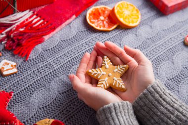 Erkek gri örgü kazaklı gingerbread bedeni üzerinde tutan eller