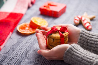 Çikolatalı kurabiye tutunarak gri örgü kazak erkek eller