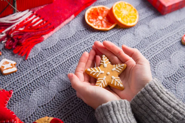 Erkek gri örgü kazaklı gingerbread bedeni üzerinde tutan eller