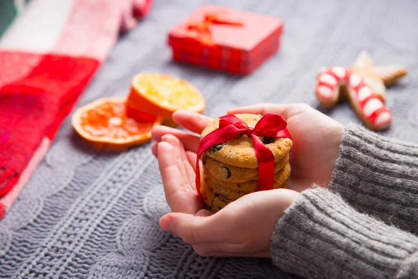 Çikolatalı kurabiye tutunarak gri örgü kazak erkek eller