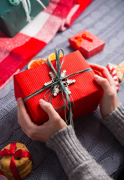 Gri örgü kazaklı hediye kutusu Christm üzerinde tutan eller — Stok fotoğraf