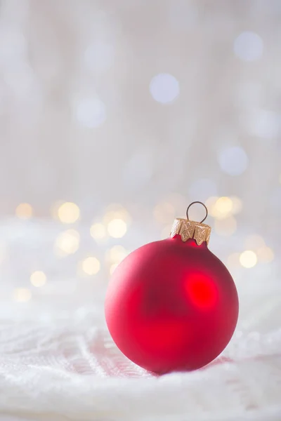 Červené vánoční koule na bílé krajkové na světlé a teplé bokeh backgro — Stock fotografie