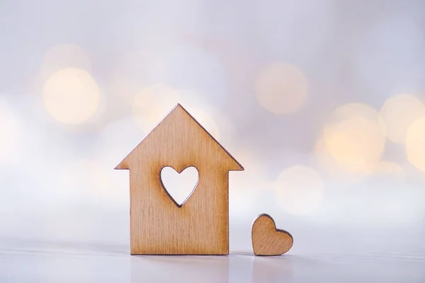 Maison en bois avec trou en forme de coeur avec peu de coeur sur — Photo