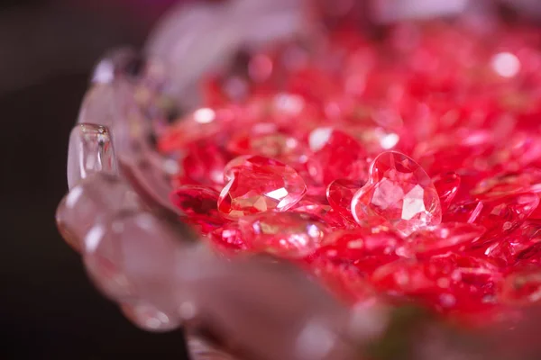 Muchos corazones rojos de cristal en jarrón de cristal — Foto de Stock
