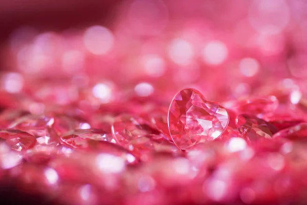 Muitos corações de cristal vermelho pouco com fundo bokeh . — Fotografia de Stock