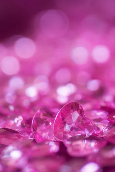 Muchos corazones rosados de cristal con fondo bokeh . —  Fotos de Stock