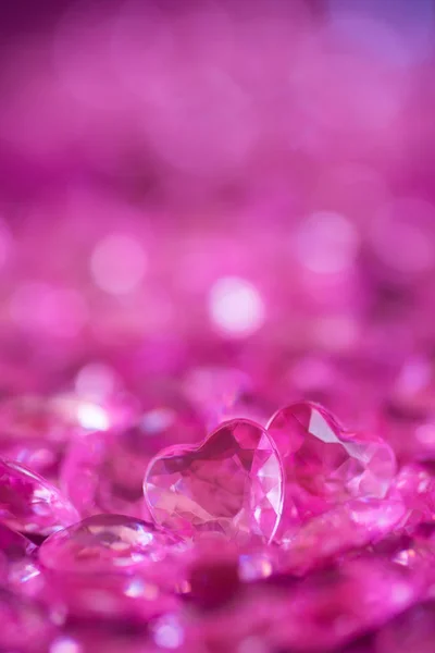 Dvě růžové srdíčka krystal na pozadí bokeh. — Stock fotografie