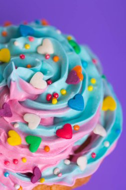 Closeup kek krem çok renkli top renkli kalpler ile ve