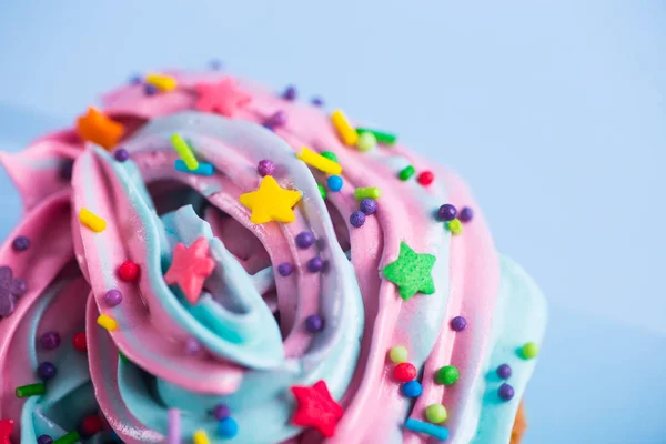 Closeup cupcake cremoso top multicolorido com estrelas coloridas e — Fotografia de Stock