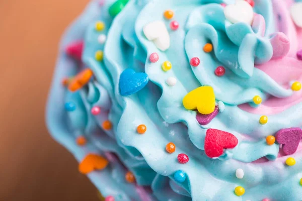 Closeup kek krem çok renkli top renkli kalpler ile ve