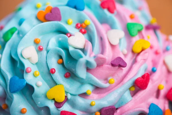 Closeup cupcake cremos multicolor top cu inimi colorate și — Fotografie, imagine de stoc