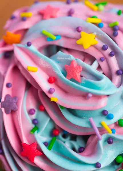 Closeup cupcake cremoso top multicolorido com estrelas coloridas e — Fotografia de Stock