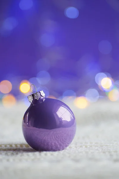 Liliowy Boże Narodzenie ball na białe płótno na fioletowy zadumany — Zdjęcie stockowe