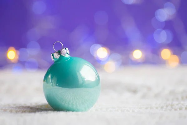 Mátová zelená vánoční koule na bílý úplet fialový zadní — Stock fotografie
