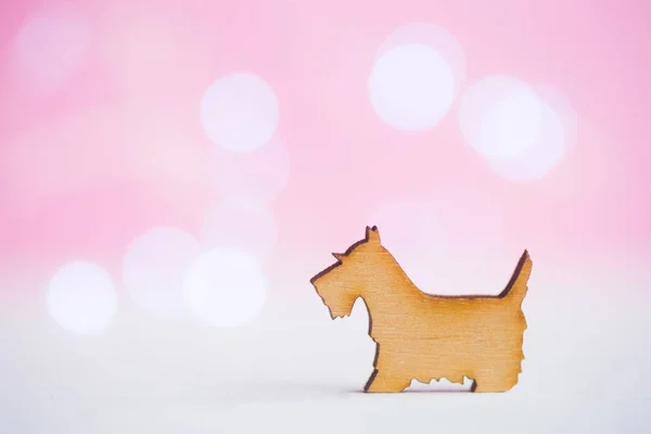 Icono de madera de perro terrier sobre fondo bokeh rosa —  Fotos de Stock