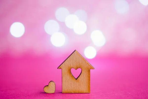 Casa in legno con foro in forma di cuore con poco cuore su cri — Foto Stock