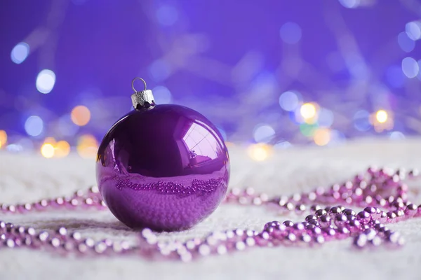 Boule de Noël violet foncé et perles sur tricot blanc sur Image En Vente