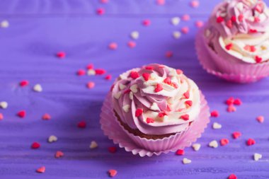 İki kek krem pembe ve beyaz top ile gerginim ile dekore edilmiştir.