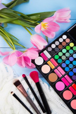 İhale beyaz dantel paletinde göz farı ile kozmetik fırçalar ve