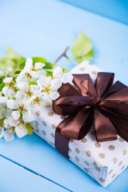 Çiçek beyaz kayısı b ile çevrili oldukça benekli hediye kutusu