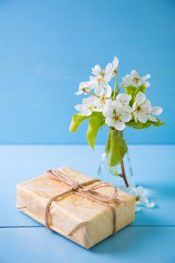 Hediye kutusu ve güzel ihale beyaz çiçekli branche buket