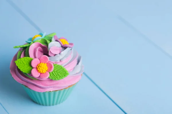Closeup cupcake cremoso multicolorido top decorado com colorido — Fotografia de Stock