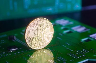 Kristallerden mikroçipler ve arka plan üzerinde Mikri şemalar ile yeşil kartı üzerindeki altın bitcoin.