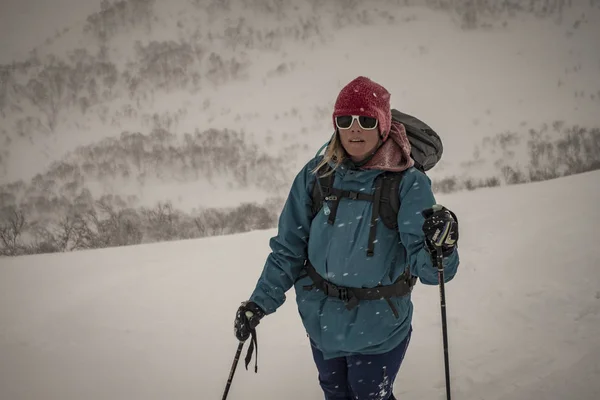 Lyžař lyžování na hoře na zamračený den — Stock fotografie